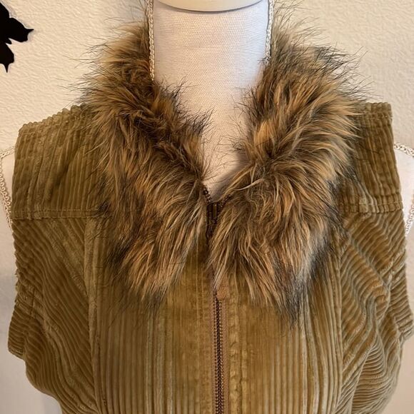Columbia Tan Corduroy Faux Fur Collar Zip Front Vest Women's Medium EUC - Picture 2 of 14